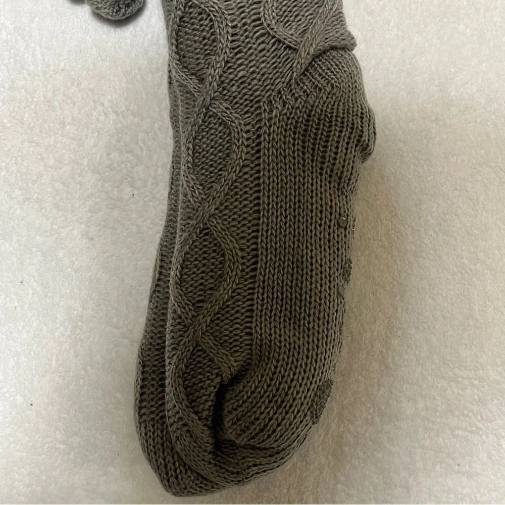 Muk Luks Women’s Pom Pom Cabin Knit Socks Gray Size L/XL 8–11 NWT